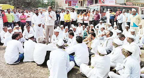 कर्जत : कालवा दुरुस्ती थांबविल्याने रास्ता रोको; सीना कालवा फुटल्याने शेतकर्यांचे नुकसान