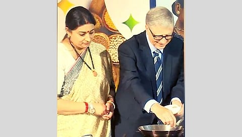 Bill Gates – Smriti Irani | केंद्रीय मंत्री स्मृती इराणींनी बिल गेट्स यांना दिले ‘फोडणी’चे धडे! ( व्हिडीओ )