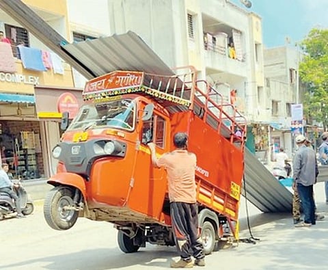 नवी सांगवी : अबब..! टेम्पो उडाला..! थोडक्यात अनर्थ टळला