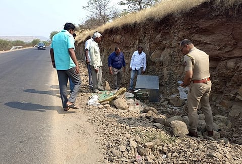 अज्ञात चोरट्यांनी रोकडसह फेकून दिलेले एटीएम मशीनसह वरिष्ठ पोलीस अधिकारी व ग्रामस्थ.