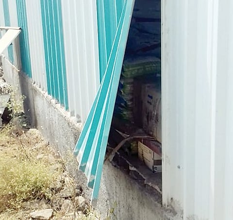 कारफाटा, रांजणी येथील दुकानांचे चोरट्यांनी उचकटलेले पत्रे.