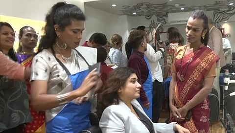 Transgender Salon : मुंबईत ट्रान्सजेंडर लोकांसाठी चालवले जाणारे पहिले सलून सुरू