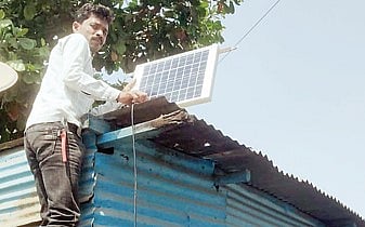येरवडा : सौरऊर्जेने झोपड्या प्रकाशमान ! वाढत्या वीजबिलांपासून सुटका