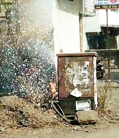 कोंढवा : वीजवाहिनीला आग; अग्निशामक दलामुळे अनर्थ टळला