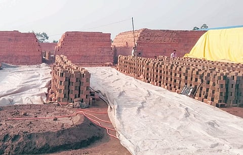 पारगाव : अवकाळीच्या भीतीने वीट व्यावसायिक धास्तावले