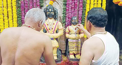 तीर्थक्षेत्र देहूत विठ्ठल रखुमाईच्या मूर्तीस चंदनाची उटी