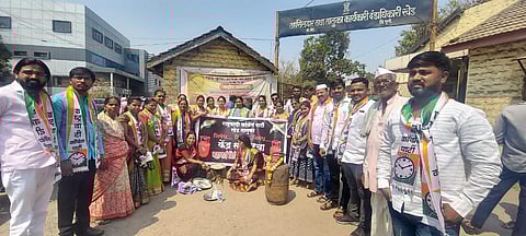 पुणे : तहसीलदार कार्यालयासमोर महिलांनी पेटवली चूल ; गॅस दरवाढीचा खेड राष्ट्रवादीकडून निषेध