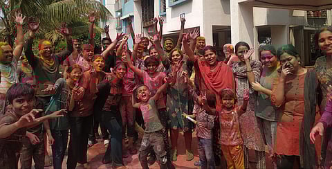 पिंपरी : तळेगाव स्टेशन परिसरात धुलवडीचा जोश