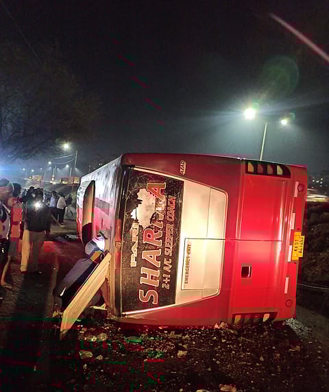 पुणे : मुंबई – बेंगळुरू महामार्गावर बावधन येथे खासगी प्रवासी बस उलटली