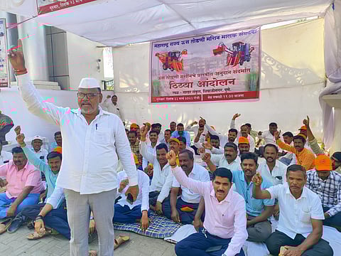 पुणे: ऊस तोडणी यंत्र अनुदानासाठी साखर संकुलसमोर ठिय्या आंदोलन सुरु