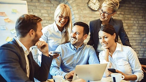 वर्कप्लेसवरील सकारात्मकता कर्मचाऱ्यांतील नैराश्य घालवते; हॉर्वर्ड विद्यापीठाचे संशोधन