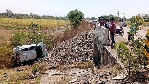 लातूर : औसा- निलंगा मार्गावर भीषण अपघात, कार पुलावरून कोसळली, एकाच कुटुंबातील चौघे ठार