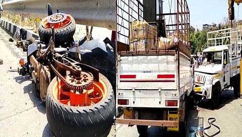 नडगाव ग्रामपंचायत कार्यालयासमोर झालेल्या विचित्र अपघातानंतर वाहनांची झालेली अवस्था.