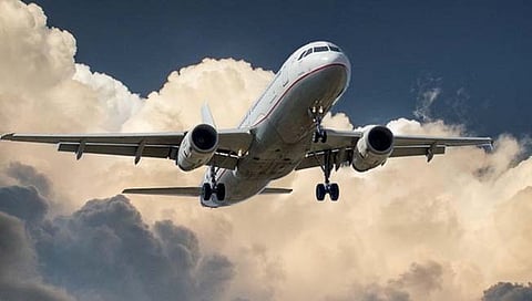 विमानाचा आपत्कालीन दरवाजा उघडण्याचा प्रयत्न; फ्लाईट अटेंडंटवर चाकूहल्ला, अमेरिकन विमानात गोंधळ