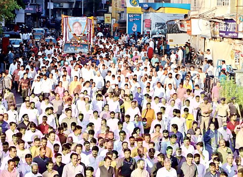 गिरीश बापट यांचा शिपाई ते मुख्यमंत्र्यांपर्यंत लळा ; उपमुख्यमंत्री देवेंद्र फडणवीस यांनी व्यक्त केली भावना