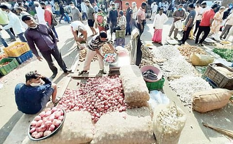 पुण्यात फळभाज्यांची उच्चांकी आवक