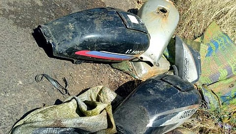 पोत्यात सापडले दुचाकीचे पार्ट