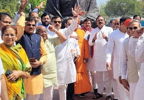 भाजपच्या ओबीसी खासदारांची संसद प्रांगणात निदर्शने