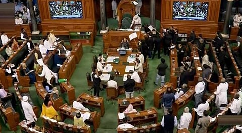 राहुल गांधींवरील कारवाईविरोधात काँग्रेसचा ‘ब्लॅक प्रोटेस्ट’, संसदेच्या दोन्ही सभागृहांचे काम तहकूब