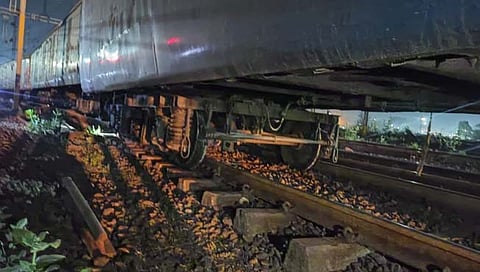 चंद्रपूर: मालगाडीचा डबा रुळावरून घसरला; वाहतूक खोळंबली