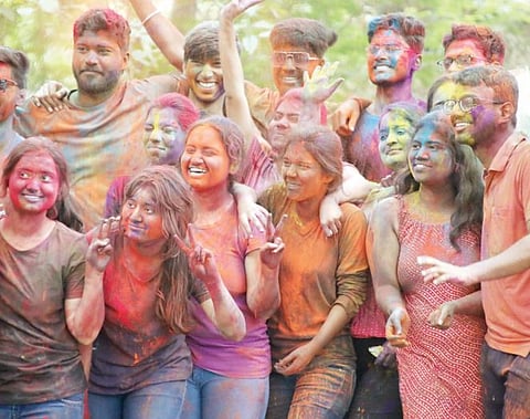 पिंपरी : धुळवडी दिवशी रंगपंचमी साजरी