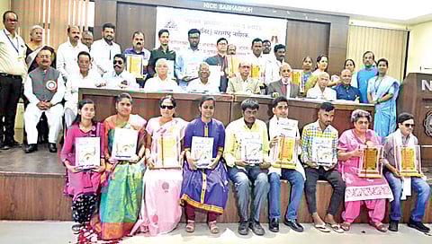 नाशिक : नॅशनल असोसिएशन फॉर द ब्लाइंड युनिटच्या राज्यस्तरीय पुरस्कार वितरणाप्रसंगी मान्यवर व पुरस्कारार्थी.