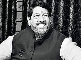 पुणे : गिरीश बापट यांच्या अस्थिकलश दर्शनासाठी गर्दी