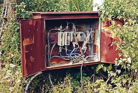 पुणे : फ्युज बॉक्सची दुरवस्था; दुरुस्तीची मागणी