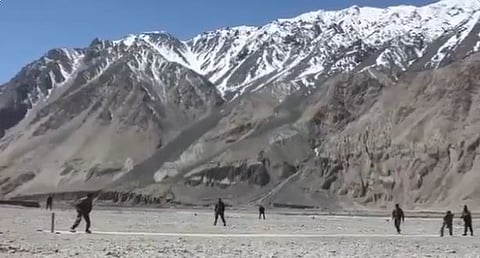 अशक्य ते शक्य..! गलवान खोर्यात भारतीय जवानांनी लुटला क्रिकेटचा आनंद