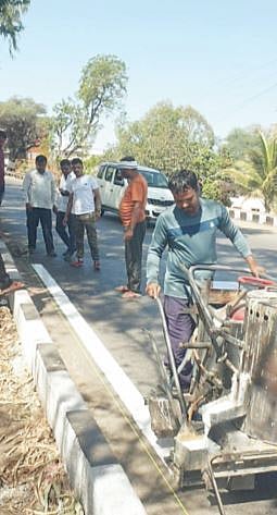 पुणे-नगर महामार्गावर सुरक्षा उपाय करणे सुरू ; पुणे-नगर रस्त्यावरील शिक्रापूर हद्दीत उपाययोजना