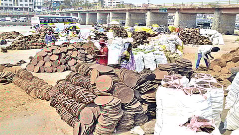 नाशिक : होळी सण काही दिवसांवर येऊन ठेपल्याने गोदाकाठी गोवर्या दाखल झाल्या आहेत. (छाया : हेमंत घोरपडे)