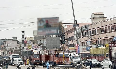 पुणे : होर्डिंग, फ्लेक्स उभारले भारी; यमराज उभा शेजारी ! ठोस कारवाईचा अभाव