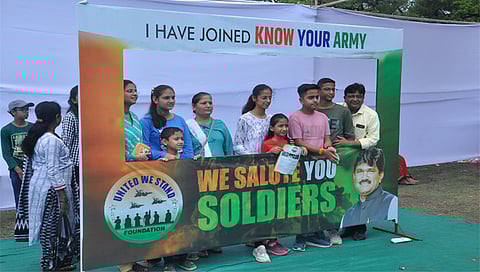 नाशिक : ईदगाह मैदानावर आयोजित ‘नो युवर आर्मी’ या शस्त्रप्रदर्शनातील भारतीय सैन्याची विविध शस्त्रे तसेच प्रदर्शन पाहण्यासाठी नाशिककरांनी रविवारी केलेली गर्दी. (छाया : रुद्र फोटो)