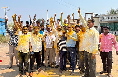 नाथाची वाडी येथे फटाक्याची आतषबाजी करताना कार्यकर्ते