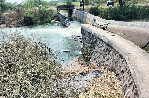 नगर : आवर्तन सुरु असताना मिरजगावात कालवा फुटला