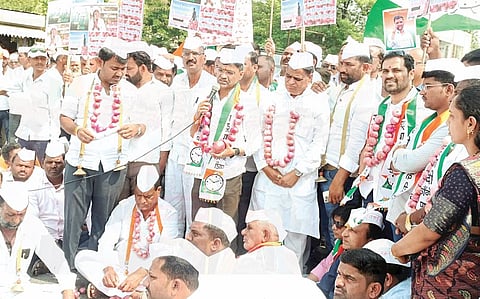 नगर : कांदाप्रश्नी भजने गात ‘रास्ता रोको’ ; आमदार नीलेश लंके यांच्या नेतृत्वाखाली सुपा चौकात आंदोलन