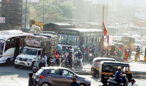 कात्रज चौकाला कोंडीची मगरमिठी !