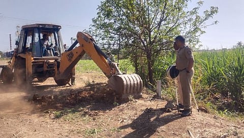 कोल्हापूर : अकिवाट गायरानमधील अतिक्रमण हटवण्यास तहसिलदारांच्या मध्यस्थीने सुरुवात