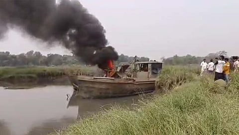 डोंबिवली: कोपरखाडी येथे अवैध रेती उपास करणारी बोट ग्रामस्थांनी पकडली