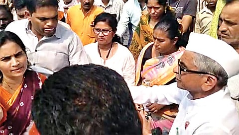 लासलगाव : कांदाप्रश्नी ना. डॉ. भारती पवार यांना घेराव घालताना शेतकरी संघटनेचे पदाधिकारी व कार्यकर्ते. (छाया ः राकेश बोरा)