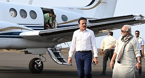 नाशिक : महाजन, छगन भुजबळांचा एकाच विमानातून प्रवास