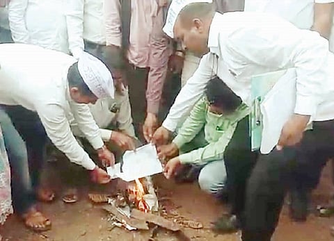 संगमनेर : ‘मेस्मा’ची आंदोलकांनी केली होळी; दुसर्याही दिवशी धरणे आंदोलन