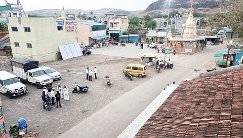 चास : तीन तरुण अपघातात मृत्युमुखी पडल्याची घटना घडल्याने सुन्न झालेले गाव.