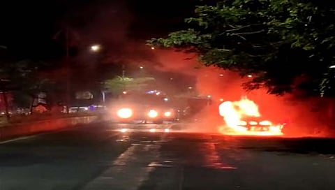 नाशिक : धनदाई लॉन्स समोर बर्निंग कारचा थरार; स्कॉर्पिओने घेतला अचानक पेट