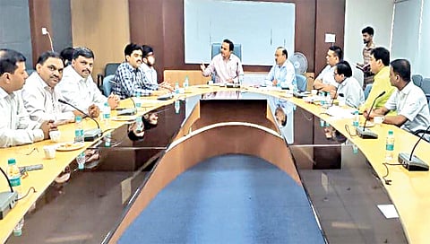 नाशिक : फायरसेसबाबतच्या बैठकीत एमआयडीसी अधिकार्यांना जाब विचारताना निमा, आयमाचे पदाधिकारी.