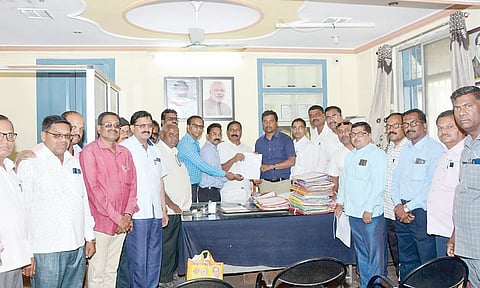 नगर : कॉपीकेसला जबाबदार धरू नये : नगर जिल्हा माध्यमिक शिक्षक संघ