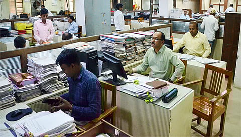 नाशिक : संप मागे घेतल्यानंतर जिल्हा परिषदेमध्ये कामावर परतलेले कर्मचारी. दुसऱ्या छायाचित्रात कर्मचाऱ्यांमुळे पुन्हा एकदा गजबजलेले आदिवासी आयुक्तालय. (छायाचित्रे : हेमंत घोरपडे)