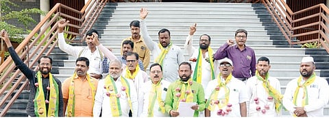 नगर : कांद्याच्या माळा घालून रासपची निदर्शने ; आंदोलन तीव्र करण्याचा इशारा