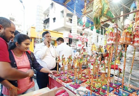 पिंपरी : गुढीपाडव्यानिमित खरेदीची लगबग