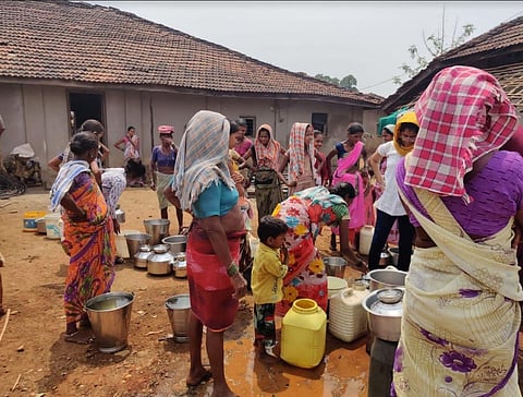 संपूर्ण मुंबईला पाणी देणाऱ्या शहापुर तालुक्यातील आदिवासी पाडे आजही तहानलेलेच आहेत.
(फाईल फोटो : समीर चव्हाण )